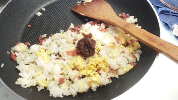 炒散的飯加入咖哩醬拌炒均勻