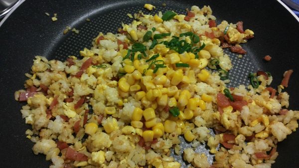 最後加入玉米粒蔥花拌炒…起鍋前灑些胡椒鹽