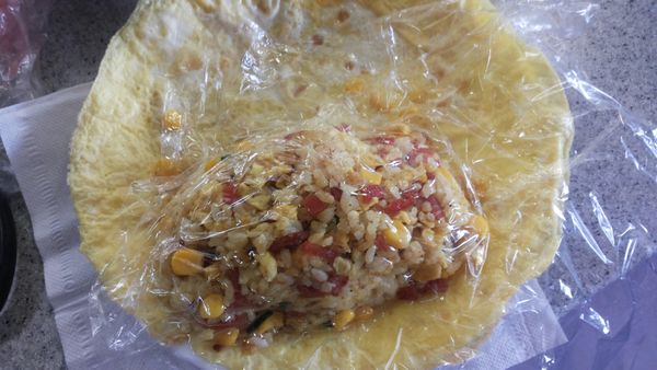 蓋上保鮮膜塑長型…另一邊蛋皮蓋上