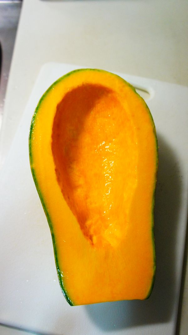 清洗乾淨後，將南瓜籽清除。