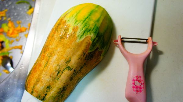 接著用刨刀將粗老的外皮給刨除乾淨。