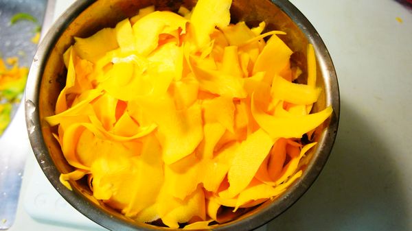 開始用刨刀將一片片南瓜刨下。