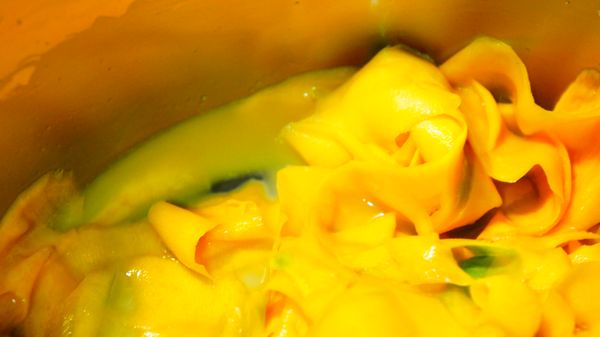 放入鹽巴拌勻，靜候15分鐘。用鹽巴的用意是讓南瓜本身出水以及軟化的作用。