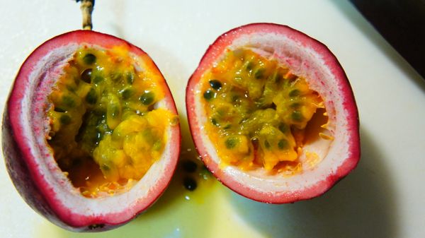 準備將百香果剖半備用。