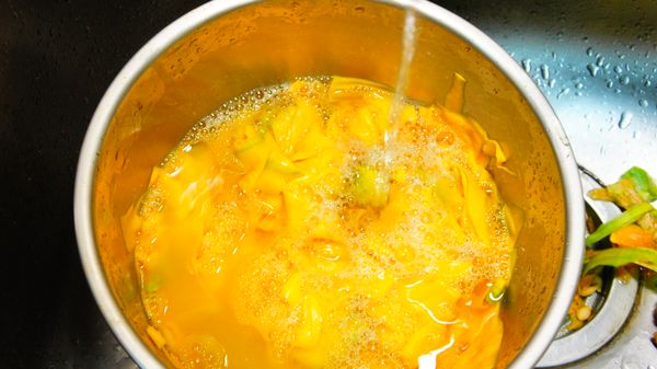 15分鐘過後，用清水將南瓜片清洗乾淨。