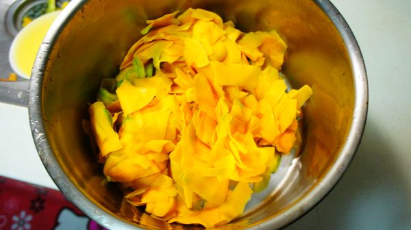 再用手將剩餘的水份擰乾。