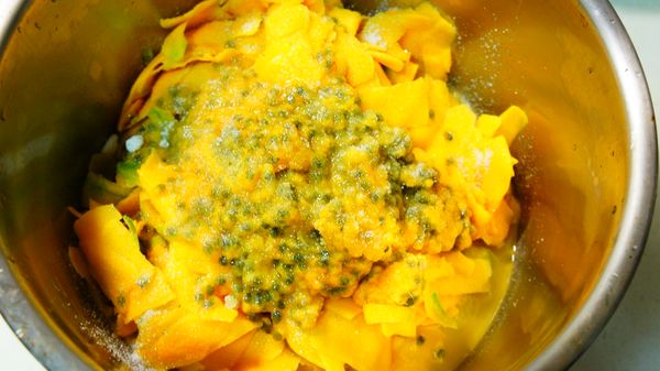 放入百香果粒及細糖，放置冰箱冷藏半天。