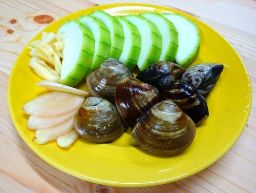 蛤蠣泡水30分鐘，吐沙備用。
絲瓜刨皮，洗凈切成5～6cm長度，再切成3～4cm片狀。