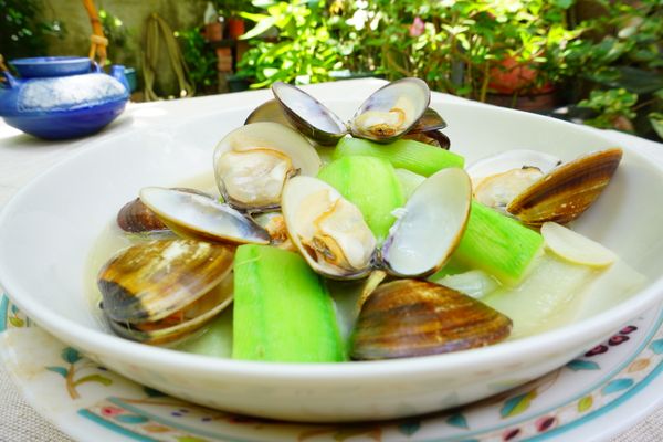 炒鍋加熱，加入2湯匙油下鍋，再放入大蒜片、薑絲爆香。
將絲瓜、蛤蜊同時下鍋炒熟，加入鹽巴調味，待蛤蜊全開即成。