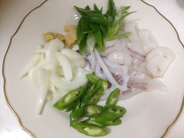 蔬菜、透抽清理後切適當大小