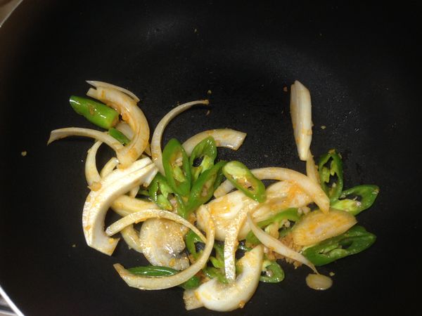 用辣油爆香薑蒜後加入洋蔥跟辣椒拌炒