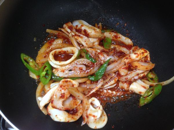 炒出香氣後再加入透抽跟調味料，炒熟透抽後熄火