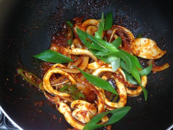 再加入青蔥拌炒一下起鍋