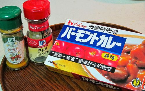 先將洋蔥、大蒜及薑切碎末；紅蘿蔔、馬鈴薯及洋蔥切塊備用。
雞腿肉切塊用滾水汆燙後撈起備用。