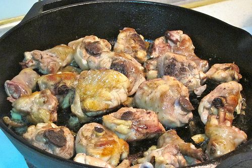 取一平底鍋燒熱，將做法1的雞腿肉入鍋乾煎至表面焦黃，盛起備用。