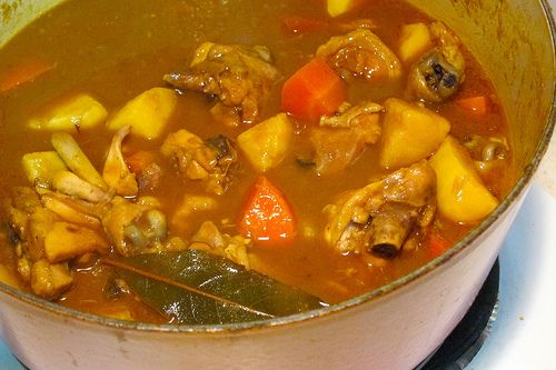 取另一深鍋，將做法2、3的材料全數置入，並加水約2000 ml，用大火煮滾後轉小火，此時加入剝碎的咖哩塊，期間需不停的攪拌拌勻使其融化，小火續煮25分鐘。