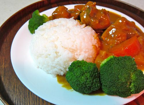 再將做法5的材料置於深鍋中，續以小火悶煮約20分鐘。最後，淋上椰奶加以攪拌後，即可盛盤上桌。