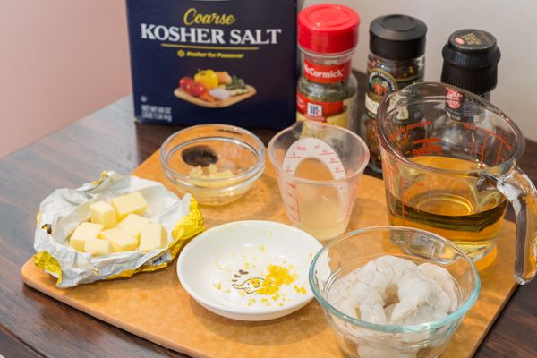 因為蝦很快會熟而且避免煮過頭，先預備好所有材料在手邊。如用鮮蝦需要去蝦殼和挑走蝦腸。新鮮檸檬洗乾淨刨出檸檬皮屑後切開榨出需要的檸檬汁。蒜頭去衣去頭壓成蓉。奶油切粒備用。另外先煮一鍋沸水，加入適量鹽令水有鹹味，計算好時間下義大利麵粉煮至比包裝所示時間少約 3 分鐘