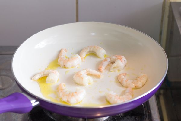 開中大火，燒熱鍋子，下 1 湯匙橄欖油，油熱後下蝦煎香表面，只需要煎到蝦的表面變色即可反面同樣煎至兩面都變色，不用煮太久