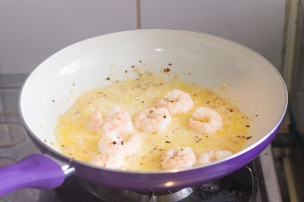 下蒜蓉﹑辣椒碎及奶油粒多煎約 1 分鐘，其間間中搖一搖鍋子避免奶油燒焦