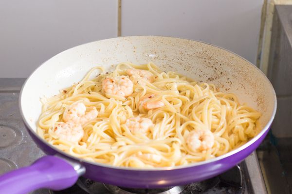 煮至水份大約蒸發掉 1/3 之後，加入已隔水的義大利麵及巴西利炒勻，多煮約 1 分鐘讓麵條吸收汁料，下鹽和黑胡椒碎調味拌勻，試味後即可上碟