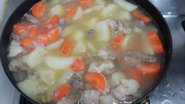 再加入佛蒙特咖哩塊…滾煮5~10分鐘就大功告成了。😆