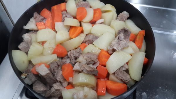 下油把洋蔥炒軟…再陸續加入豬肉.馬鈴薯.紅蘿蔔拌炒…再加入適量水讓食材滾個10分鐘…