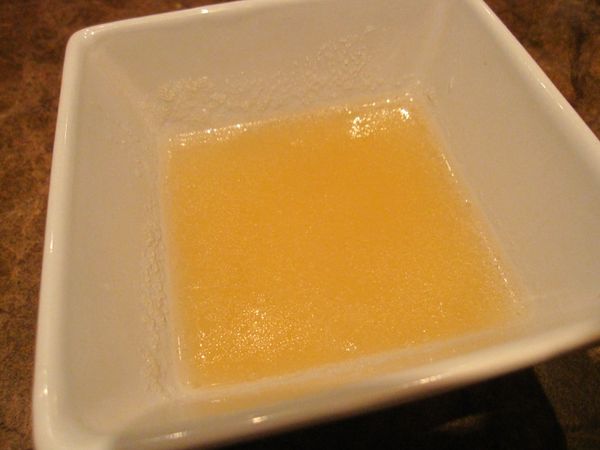 吉利丁粉放入冷水中約一分鐘，會呈現結凍狀