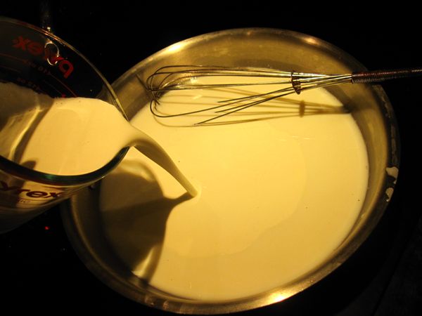 砂糖融化之後，倒入鮮奶油，繼續小火煮個一兩分鐘，熄火，倒入吉利丁凍，攪拌均勻