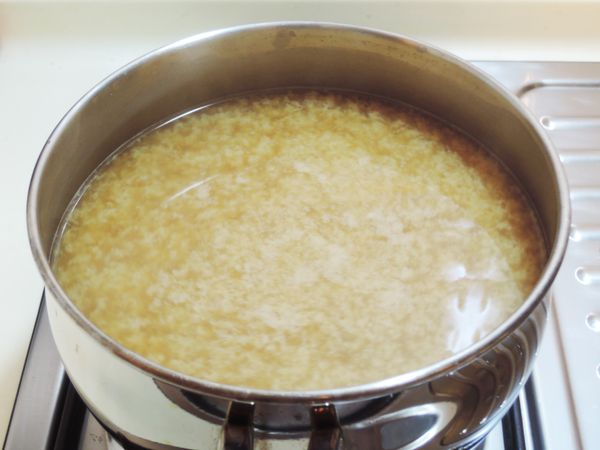 水滾後加入味噌、醬油和牛奶調味，因使用的味噌醬油品牌不同，濃度也不同，請自行斟酌調整口味喔!