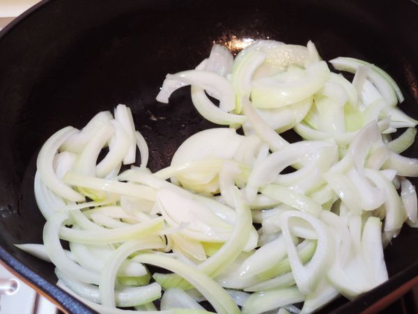 炒香洋蔥，然後全部丟入湯鍋內