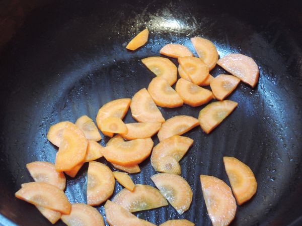 炒香紅蘿蔔，然後全部丟入湯鍋內