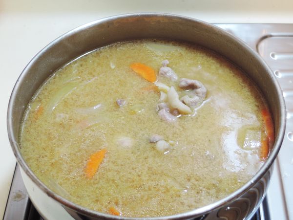 再刷入豬肉片，然後再放入金針菇和玉米粒煮好後備用