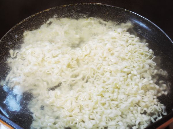 另起一鍋煮熟五木拉麵~