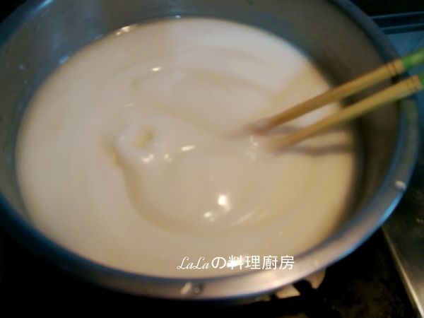 先將食材A中的水、鹽、糖和油放入鍋中煮開。

等待水煮開的同時將B材料拌勻成粉漿備用。

 待水煮開後慢慢沖入粉漿中，一邊用筷子慢慢攪拌均勻。

再放上爐子小火加熱慢慢攪拌至黏稠即熄火。