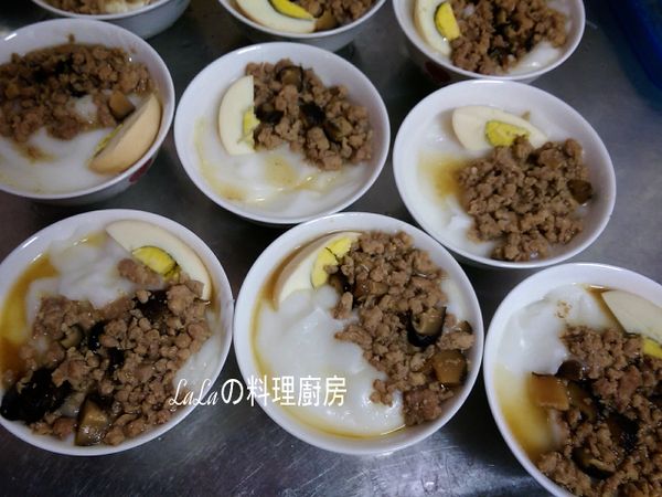 將煮好的粉漿舀入飯碗中，約8分滿，再擺上滷蛋和肉燥。

然後入蒸籠用中大火蒸20-25分鐘。