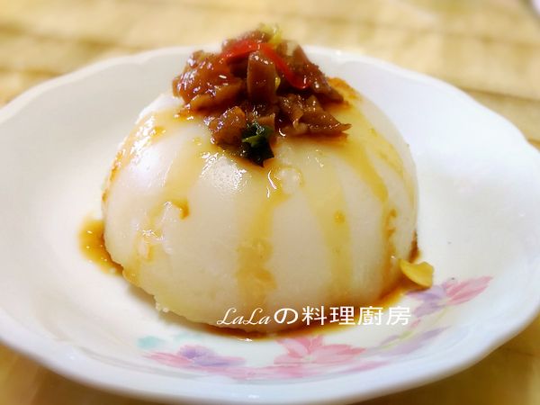 食用前加上炒好的菜脯淋上醬汁，美味加分^_^