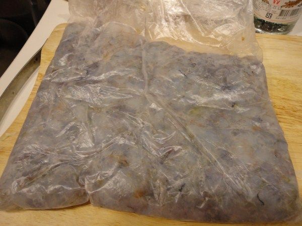 蝦子用塑膠袋裝著，拍成泥 (這樣比較不會弄髒自己與廚房)