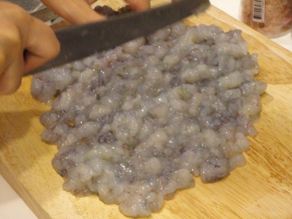 拍成泥後再稍微切一下 (但也不用切的太碎，這樣口感較好)