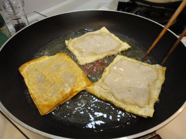 取一平底鍋，開火加油。油不需要太多，因為蝦餅很薄且蝦子易熟。
基本上只要鍋面都有油就可以了。

  等油燒熱後，就可以下鍋炸了。
炸好後

香酥(周圍的皮)Q彈(蝦餡)的月亮蝦餅上桌囉~