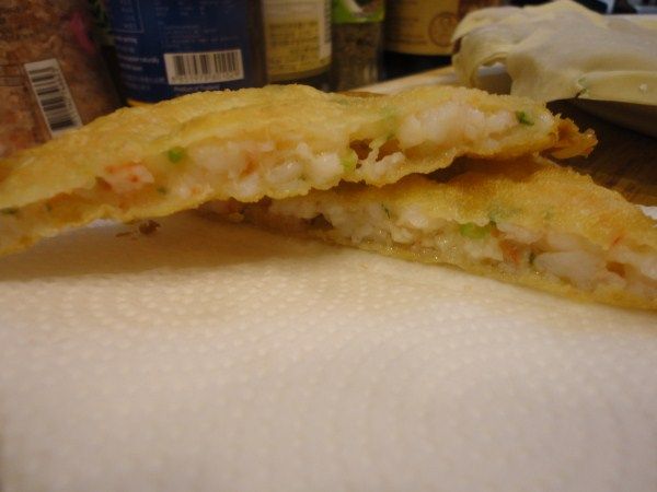 來個炸好的蝦餅斷面秀

裡面那個不是油，是湯汁喔~