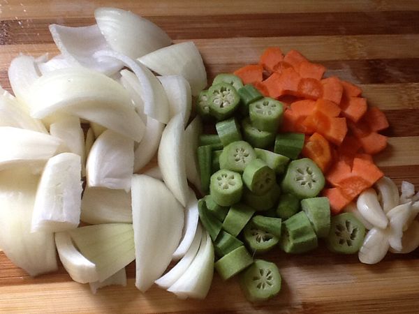 蒜頭去膜輕拍，紅蘿蔔切花，秋葵切小小圓段，洋蔥切塊狀。