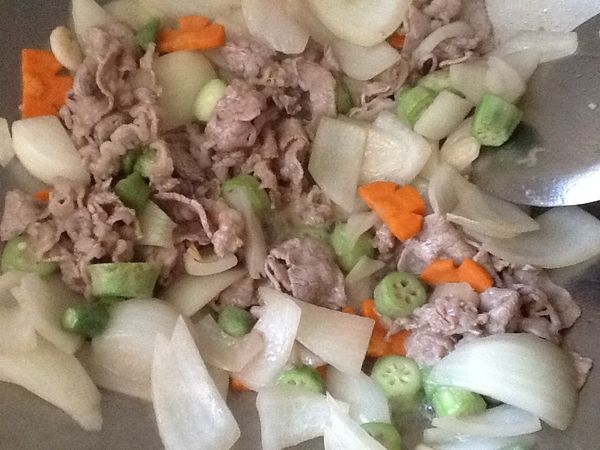 放入牛肉片與秋葵，翻炒至牛肉轉為白色，秋葵轉透綠色，（炒的過程可加少許的水），最後以鹽、胡椒粉調味即可。