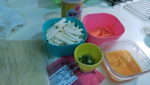 備齊材料。
蛋打散，茭白筍，紅蘿蔔切粗絲