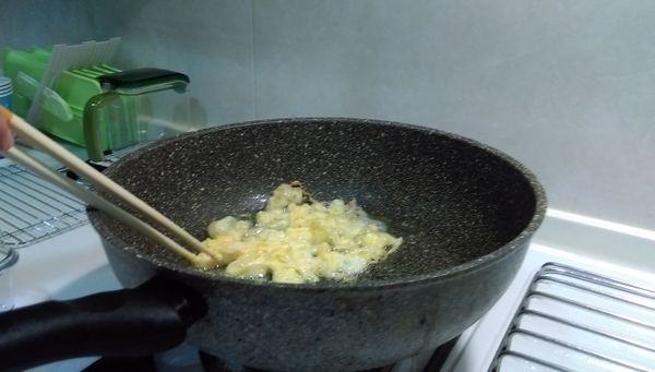 先將蛋用長筷快速攪拌煎成蛋酥備用