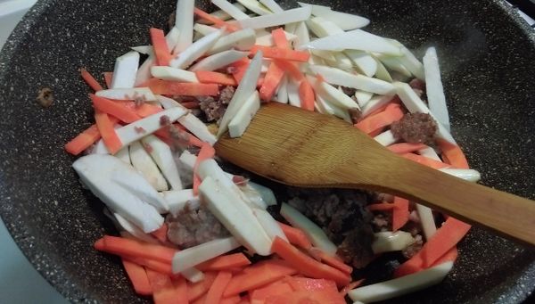 茭白筍跟紅蘿蔔加絞肉一起拌炒