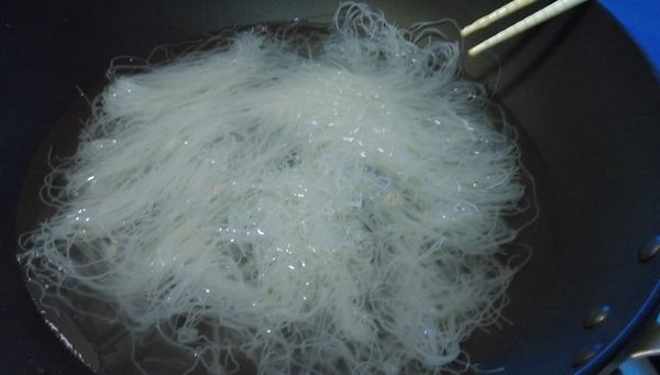米粉泡一下熱水變軟即可。