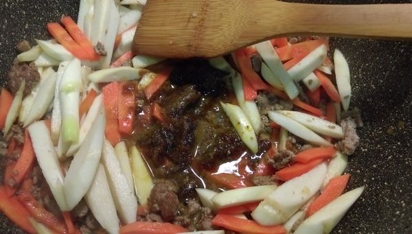 加入咖哩炒醬略炒