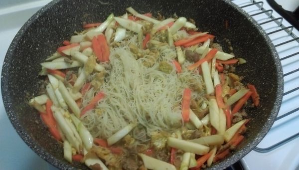 加入米粉拌炒及吸收湯汁