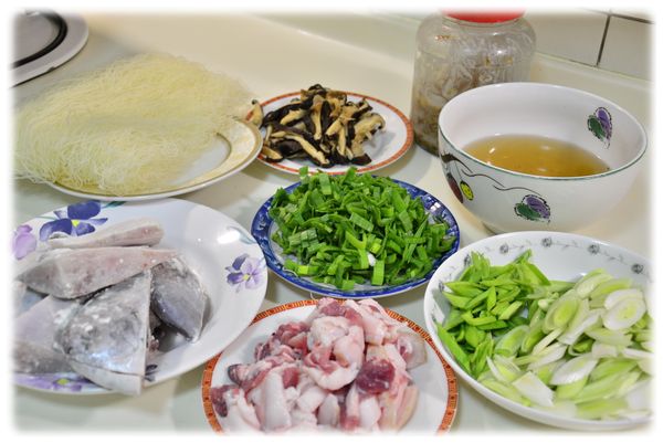 將白鯧魚切大塊,用廚房紙巾擦乾表面的水後,塗上薄薄的低筋麵粉,入160度左右的油鍋略炸.炸至表面變金黃色後即撈起.